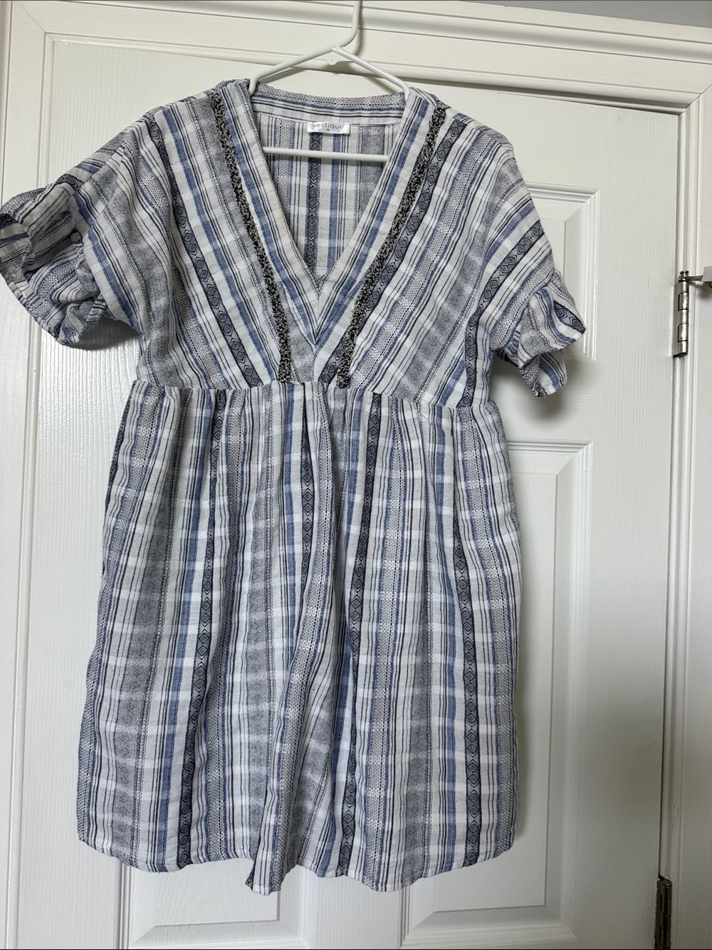 vestique Blue and White Striped V-Neck Women med